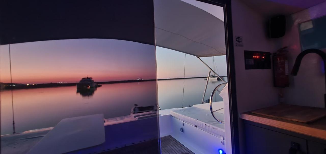 Barco Casa Catamara Sleepandboat Hotel ฟารู ภายนอก รูปภาพ