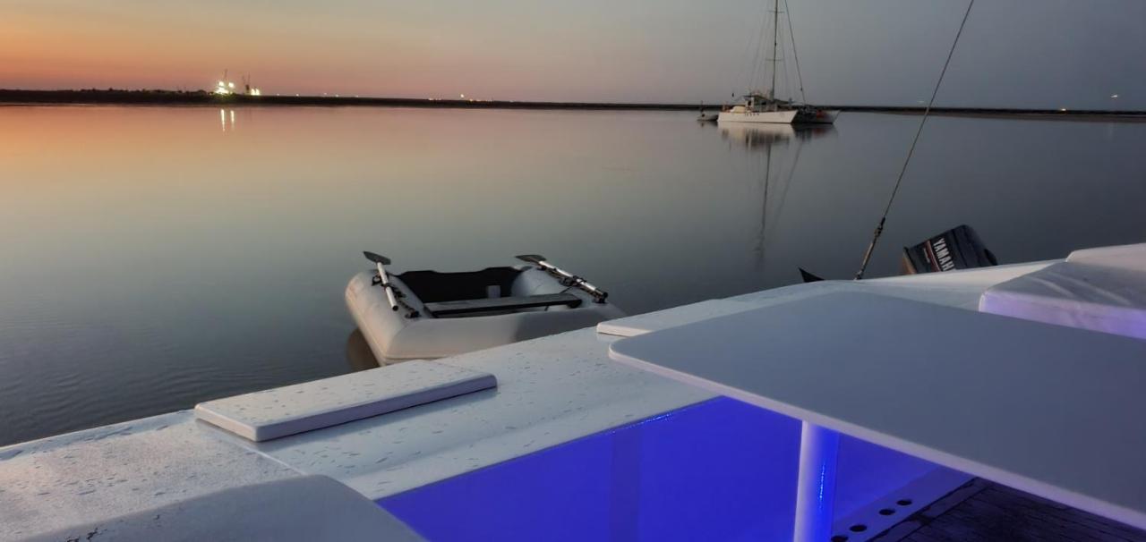 Barco Casa Catamara Sleepandboat Hotel ฟารู ภายนอก รูปภาพ